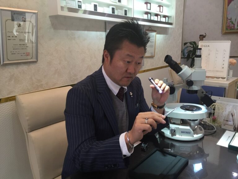 宝石鑑定士の資格を持つオーナーが買取査定