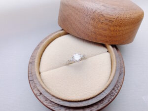 １カラットのダイヤモンド婚約指輪はジュエルミキ