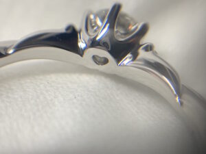 裏穴がハートの婚約指輪、コラニー